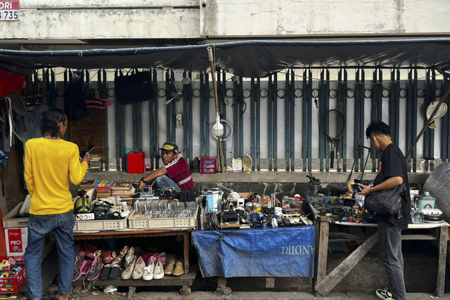 Suasana di Pasar Loak Kebayoran Lama, Sabtu (4/1/2025). Foto: Rayyan Farhansyah/kumparan