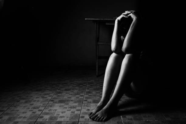 Sumber: https://www.istockphoto.com/id/foto/seorang-wanita-duduk-di-tanah-dengan-lengan-di-sekitar-kepala-bagian-bawah-kekerasan-gm689684706-127067293?searchscope=image%2Cfilm