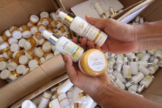 Kosmetik ilegal. Kepala BPOM Kalbar imbau warga untuk selalu lakukan cek KLIK sebelum membeli kosmetik. Foto: Dok. ANTARA FOTO/Budi Candra Setya