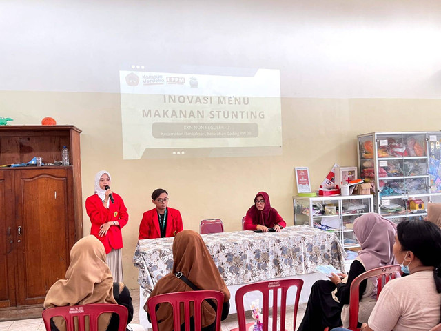 Gambar 1 Sosialiasi pencegahan stunting oleh Mahasiswa KKN UNTAG di Balai RW 09, Kelurahan Gading, Kecamatan Tambaksari, Surabaya pada 14 Desember 2024