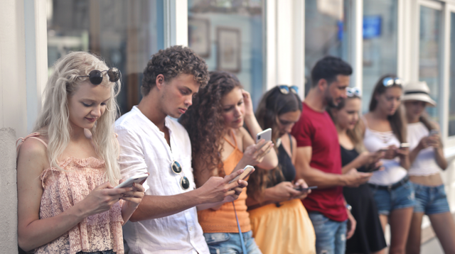 Pola konsumsi digital yang intens dan kurangnya interaksi sosial di era modern. (Sumber : ShutterStock)