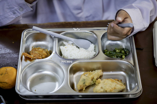 Siswa SDN Slipi 15 menyantap makanan dari program makan gratis nasional di ruang kelas SDN Slipi 15, Jakarta Barat, Senin (6/1/2025). Foto: Jamal Ramadhan/kumparan