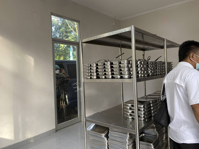 Dapur MBG Halim, ruangan khusus untuk proses pengemasan menu MBG, ruang masak, gudang material beku, gudang material kering, ruang alat kebersihan, ruang penyiapan daging dan ikan, serta ruang penyiapan sayur dan buah, Senin (6/1/2025). Foto: Muhammad Fhandra Hardiyon/kumparan