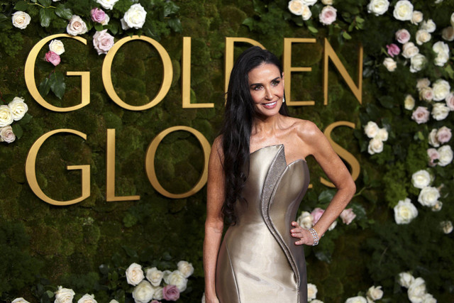 Demi Moore menghadiri Golden Globe Awards ke-82 di Beverly Hills, California, AS, Minggu (5/1/2025). Foto: Daniel Cole/REUTERS 