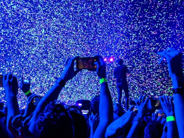 Ilustrasi cara memakai gelang konser. Foto: Ryan / Unsplash