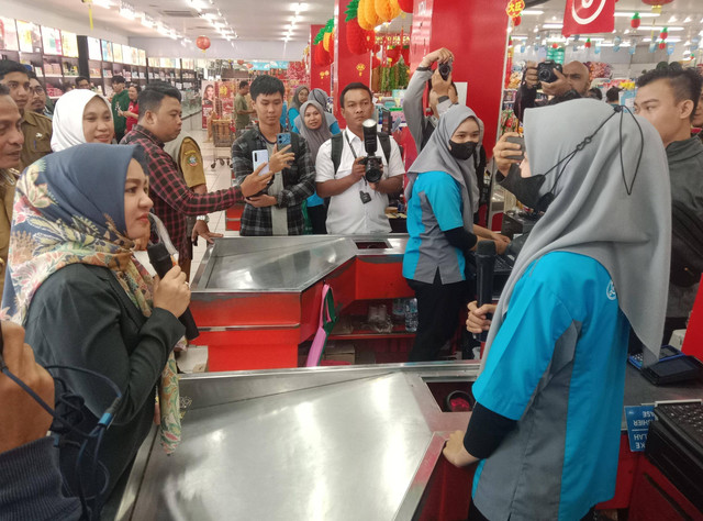 Momen saat petugas kasir curhat dengan Wakil Ketua DPRD Pontianak. Foto: Yulia Ramadhiyanti/Hi!Pontianak