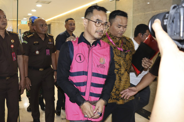 Kejati Jakarta menahan eks Kepala Dinas Kebudayaan Pemprov Jakarta, Iwan Henry Wardhana. Foto: Dok. Kejati Jakarta