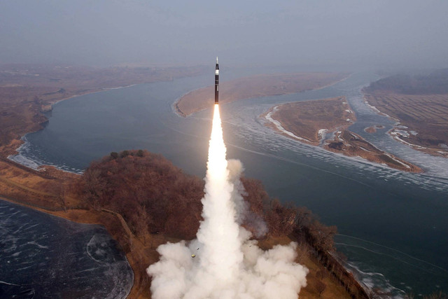 Ilustrasi rudal balistik. Foto: KCNA/via REUTERS