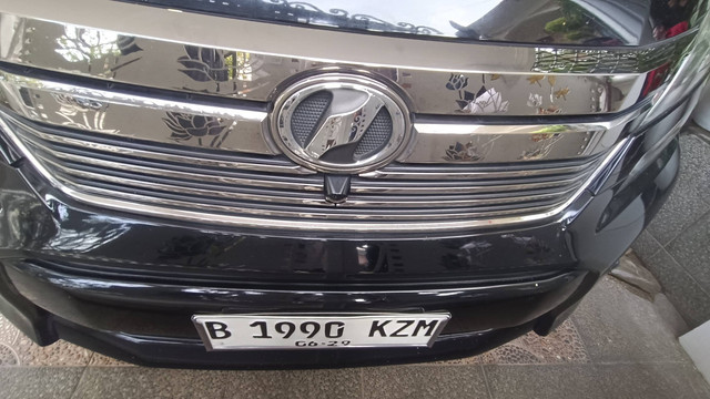 Kendaraan yang terparkir di rumah pribadi Sekjen PDIP Hasto Kristiyanto di Bekasi yang digeledah penyidik KPK, Selasa (7/1/2025). Foto: Thomas Bosco/kumparan