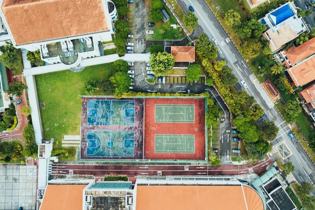 Ilustrasi Permainan Lapangan pada Umumnya Dilakukan di Tempat Terbuka Sumber Unsplash/Chuttersnap