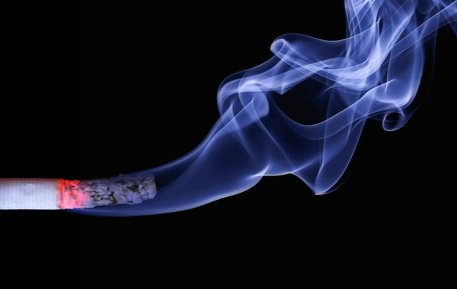 Foto oleh Pixabay: https://www.pexels.com/id-id/foto/foto-close-up-dari-tongkat-rokok-menyala-70088/
