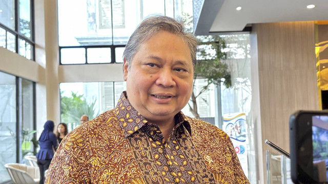 Menko Bidang Perekonomian Airlangga Hartarto di kantornya, Rabu (8/1/2025). Foto: Ave Airiza Gunanto/kumparan