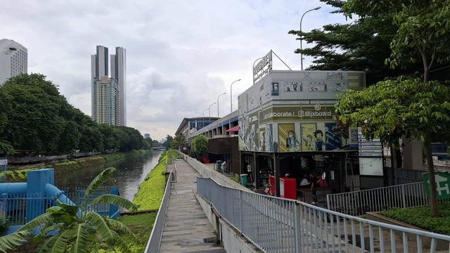 Rute pinggir Kali Ciliwung penghubung Stasiun BNI City-Stasiun Karet. Foto: Aliya R Putri/kumparan