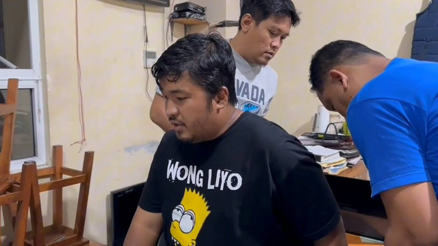 Polisi mengamankan tersangka penipuan tiket Timnas Indonesia vs Filipina, Rabu (8/1/2025).
Foto: Instagram/@polrestasurakarta