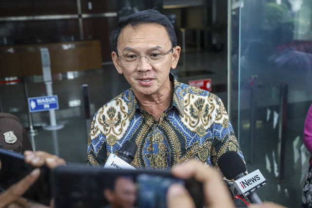 Mantan Komisaris Utama Pertamina Basuki Tjahaja Purnama (Ahok) menjawab pertanyaan wartawan usai menjalani panggilan KPK di Gedung Merah Putih KPK, Jakarta, Kamis (9/1/2025). Foto: Iqbal Firdaus/kumparan