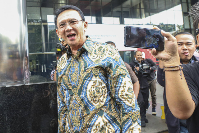 Mantan Komisaris Utama Pertamina Basuki Tjahaja Purnama (Ahok) berjalan keluar usai menjalani panggilan KPK di Gedung Merah Putih KPK, Jakarta, Kamis (9/1/2025). Foto: Iqbal Firdaus/kumparan