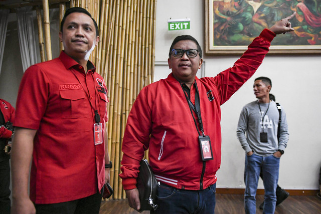 Sekjen PDIP Hasto Kristiyanto (kanan) bersama Ketua DPP Bidang Reformasi Sistem Hukum Nasional, Ronny Talapessy, bersiap memberikan keterangan pers jelang HUT ke-52 PDIP di kantor DPP PDIP, Jakarta, Kamis (9/1/2025). Foto: Hafidz Mubarak A/ANTARA FOTO