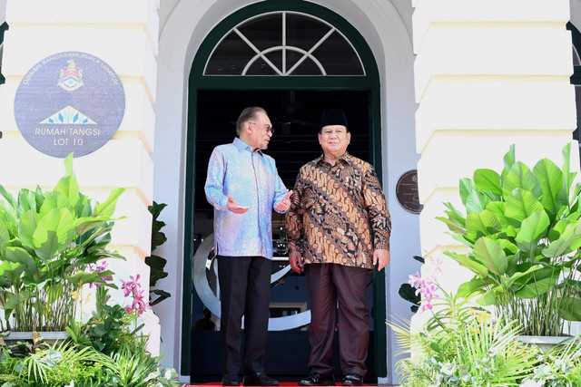 Presiden Prabowo Subianto bertemu PM Malaysia Anwar Ibrahim di Malaysia, Kamis (9/1/2025). Foto: Tim Media Prabowo Subianto