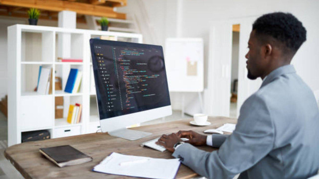 Ilustrasi cara mengatasi install error 0x80070103. Foto: iStock  