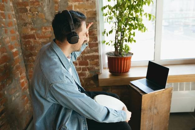 Ilustrasi headphone Bluetooth 300 ribuan. Foto: Freepik