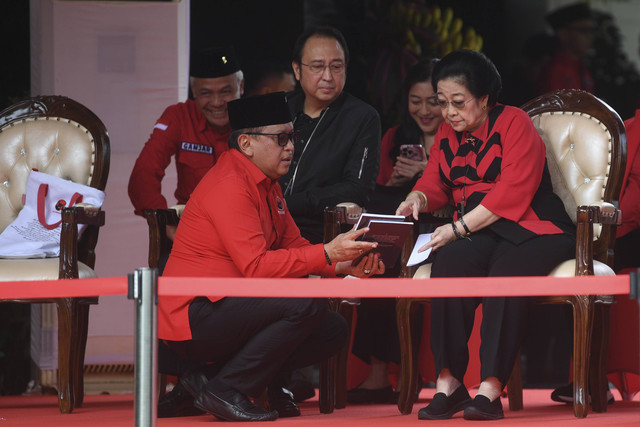 Ketua Umum PDI Perjuangan Megawati Soekarnoputri (kanan) berbincang dengan Sekjen Hasto Kristiyanto (kiri) disaksikan Ketua DPP Prananda Prabowo (tengah) saat perayaan HUT ke-52 PDI Perjuangan di Jakarta, Jumat (10/1/2025). Foto: Akbar Nugroho Gumay/ANTARA FOTO