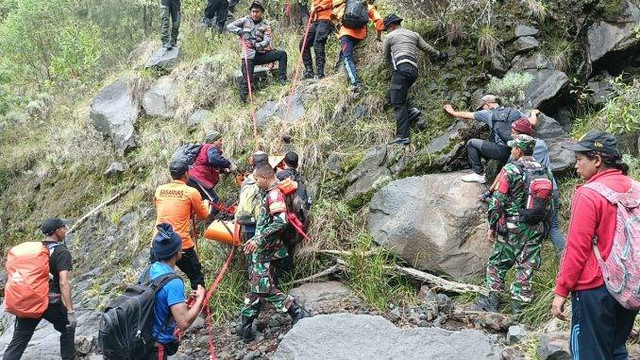 Evakusi Warga Negara Asing (WNA) asal Korea Selatan (Korsel) bernama Kyung Dam Oh (31) yang hilang saat mendaki Gunung Agung, di Kabupaten Karangasem, Bali, dan ditemukan tewas pada Jumat (3/1).