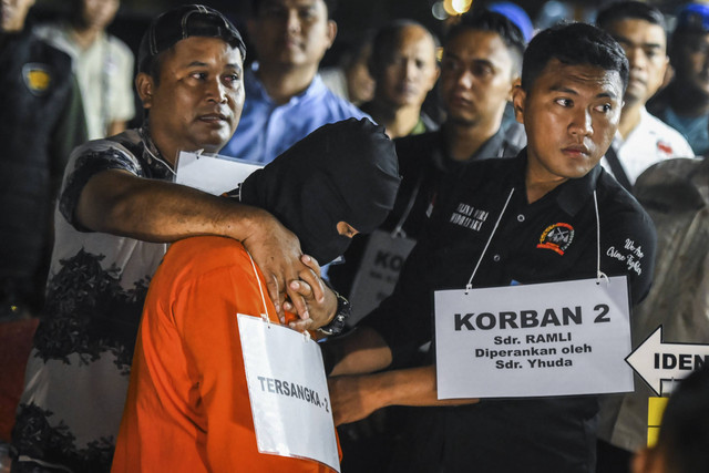 Tersangka bersama saksi korban memperagakan adegan penyergapan salah satu tersangka sebelum terjadi penembakan saat rekonstruksi kasus penembakan bos rental mobil di Rest Area KM 45 Tol Tangerang-Merak, Kabupaten Tangerang, Banten, Sabtu (11/1/2025). Foto: Sulthony Hasanuddin/ANTARA FOTO 