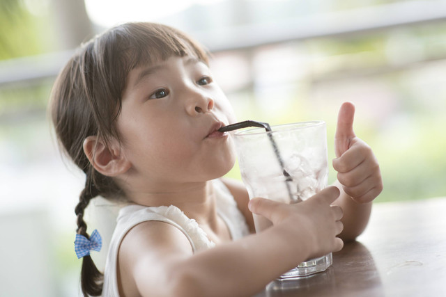 Anak Ingin Minum Air Es? Ini yang Perlu Diperhatikan Orang Tua! Foto: kornnphoto/Shutterstock
