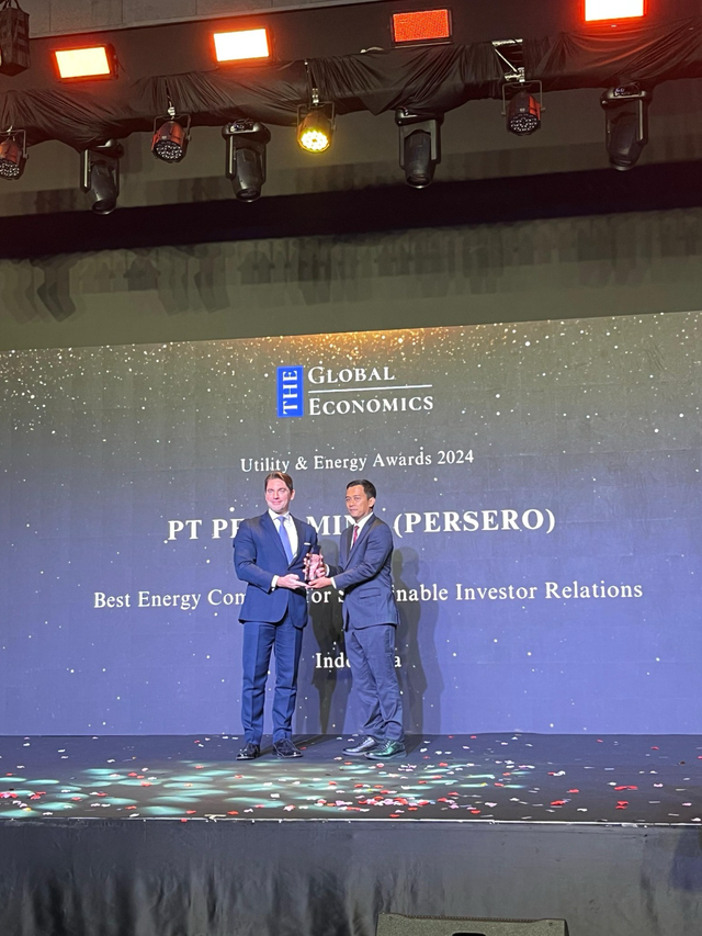 Pertamina raih penghargaan Best Energy Company for Sustainable Investor Relations di ajang The Global Economics Awards 2024 di Bankok, Thailand. Foto: Dok. Pertamina