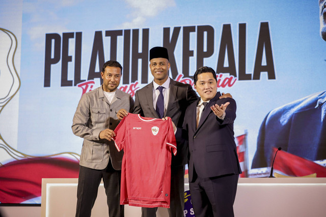 Erick Thohir bersama Kepala Pelatih Timnas Indonesia, Patrick Kluivert dan Denny Landzaat pada konferensi pers di Hotel Mulia, Jakarta, pada Minggu (12/01/2025). Foto: Jamal Ramadhan/kumparan