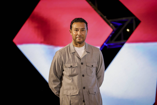 Assiten Pelatih Timnas Indonesia Denny Landzaat pada konferensi pers di Hotel Mulia, Jakarta, pada Minggu (12/01/2025). Foto: Jamal Ramadhan/kumparan