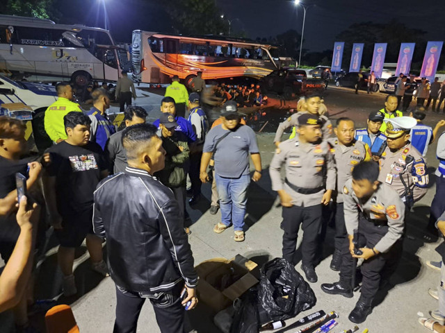 Bentrokan dua suporter bola di Rest Area km 21 Tol Jagorawi. Foto: Dok. PJR