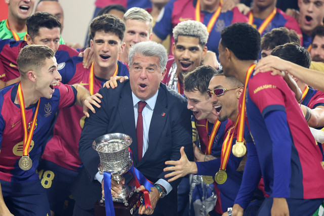 Pemain FC Barcelona merayakan gelar juara Piala Super Spanyol di King Abdullah Sport City, Jeddah, Arab Saudi, Minggu (12/1/2025). Foto: Haitham AL-SHUKAIRI / AFP