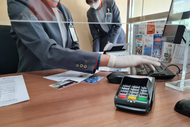 Ilustrasi teller bank. Foto: Shutterstock