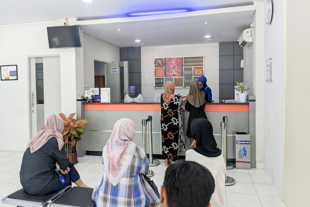 Ilustrasi teller bank. Foto: Shutterstock