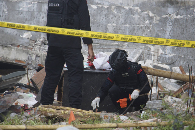 Tim Gegana Polda Jatim melakukan penyisiran di rumah polisi di Mojokerto, Jawa Timur, Senin (13/1/2025). Foto: Syaiful Arif/ANTARA FOTO