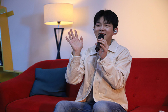 Penyanyi dan pengarang lagu asal Korea Selatan Kim Tae-hyeong atau Paul Kim saat mengunjungi kantor kumparan di Jakarta, Selasa (10/12/2024). Foto: Iqbal Firdaus/kumparan