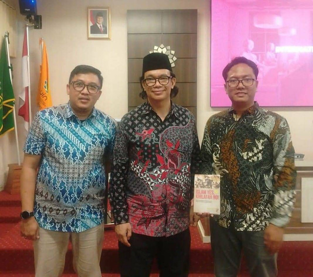 Dok. Pribadi/Edo Segara Gustanto di Seminar Internasional bertajuk 'AI, Social Media, and Gen Z in Globalized Contexts: Challenges and Oppurtunities.' Salah satu pembicara dalam Seminar ini adalah, Assoc. Profesor Nadirsyah Hosen (akrab disapa Gus Nadir).