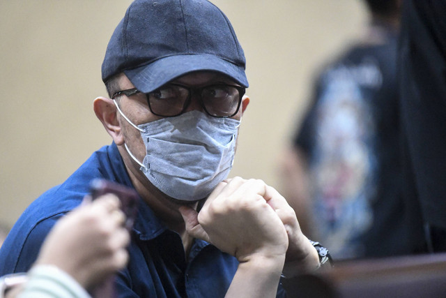 Terdakwa kasus suap vonis bebas Ronald Tannur, Heru Hanindyo berjalan untuk menjalani sidang dengan agenda pembacaan putusan sela oleh majelis hakim di Pengadilan Tipikor, Jakarta, Selasa (14/1/2025). Foto: Muhammad Adimaja/ANTARA FOTO