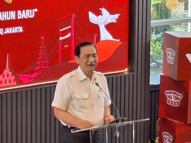 Onlayn porno: gozal ona uni ogliga beradi