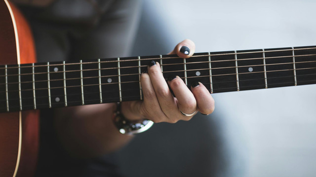 Ilustrasi arti lirik lagu Messy - Lola Young. Foto: Pexels  