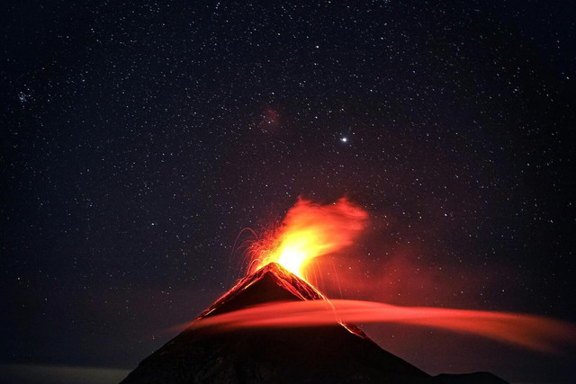 Ilustrasi bagaimana perbedaan bahaya primer dan sekunder erupsi gunung berapi. Sumber: Pexels/Clive Kim