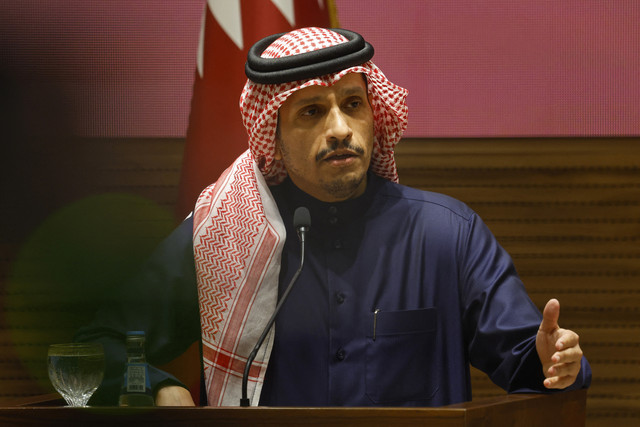 Perdana Menteri Qatar Sheikh Mohammed bin Abdulrahman bin Jassim Al-Thani berpidato mengenai Israel dan Hamas telah menyetujui gencatan senjata di Gaza mulai 19 Januari 2025. Foto: Karim Jaafar / AFP