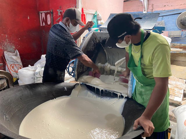Proses pembuatan adonan kue tutun di Jalan Arjuna Nomor 14, Sawah Brebes, Kecamatan Tanjung Karang Timur, Bandar Lampung. | Foto: Sinta Yuliana/Lampung Geh