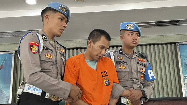 Tampang Indra atau In Dragon, pelaku pembunuhan Nia penjual Gorengan, saat dihadiri di konferensi pers di Polda Sumbar, Kamis (16/1/2025). Foto: kumparan