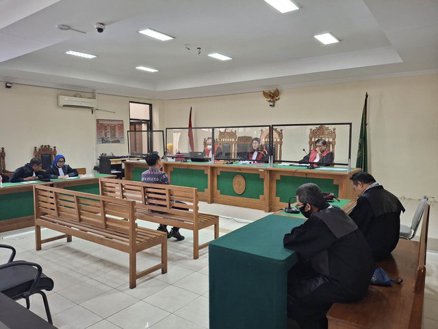Sidang vonis terdakwa korupsi tanah kas desa, Robinson Saalino, di Pengadilan Negeri Yogya, Kamis (16/1).