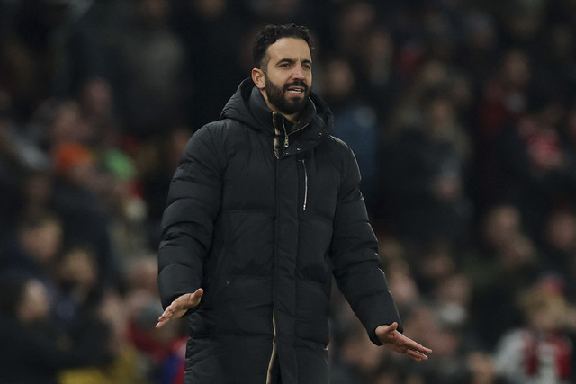 Pelatih Manchester United Ruben Amorim menyampaikan intruksi kepada pemainnya pada pertandingan Liga Inggris di Old Trafford Stadium, Manchester, Inggris, Kamis (16/1/2025). Foto: Phil Noble/REUTERS