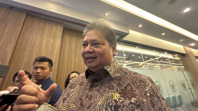 Menko Bidang Perekonomian Airlangga Hartarto di kantornya, Jumat (17/1/2025). Foto: Ave Airiza Gunanto/kumparan