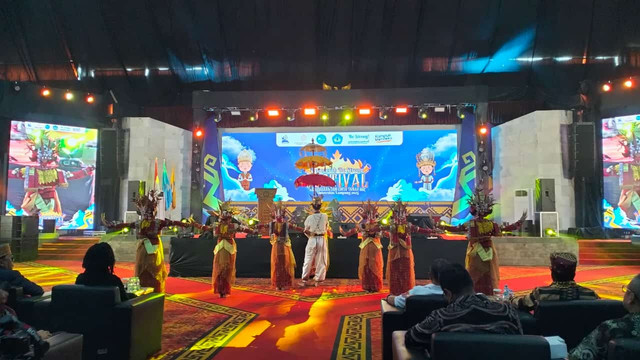 Penampilan tari dari mahasiswa Universitas Lampung. | Foto: Puput Octaviani/Lampung Geh