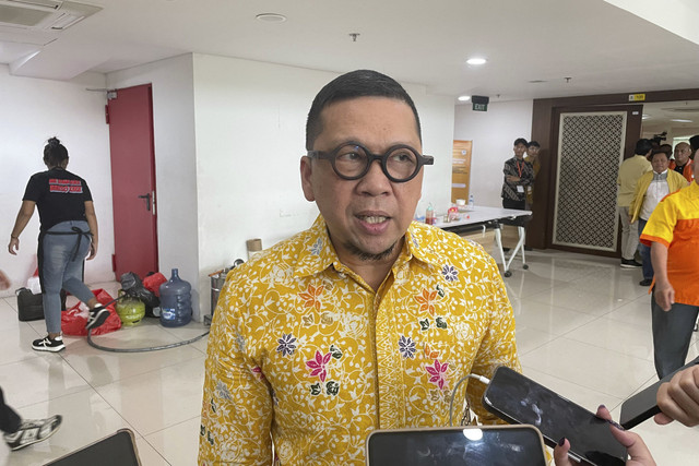 Waketum Golkar Ahmad Doli Kurnia saat diwawancarai wartawan di Kantor DPP Golkar, Jakarta Barat, Jumat (17/1/2025). Foto: Fadhil Pramudya/kumparan